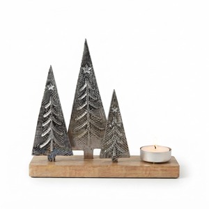 Plateau en bois rustique avec trois sapins de Noël argentés et porte-bougie chauffe-plat, décoration festive pour centre de table de Noël - Product Image 1