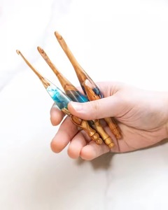 เข็มโครเชต์แฟชั่น ทำด้วยมือจากไม้และเรซิ่น รูปทรงตามหลักสรีรศาสตร์ |   งานถักนิตติ้งสุดหรูที่เป็นมิตรกับสิ่งแวดล้อมและปรับแต่งได้ - Product Image 4