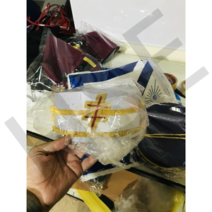 หมวกเมสันสีขาวพร้อมขอบสีทองและปักลายกางเขน - Product Image 2