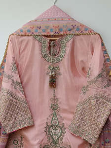 Ensemble 3 pièces Kameez Shalwar en soie avec dupatta 35 pouces, longueur genou, pour femme, élégant, broderie et sequins, infroissable, coupe ample - Product Image 3