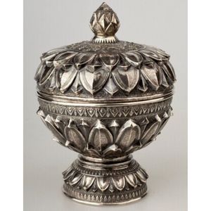 Boîte à mouchoirs traditionnelle en laiton et en cuivre, élégant porte-sindoor dibbi - Product Image 3