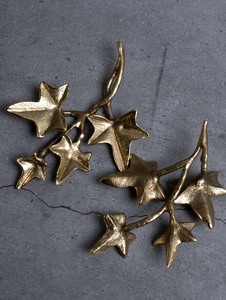 Plateau décoratif tendance en aluminium fait main, motif feuille de lierre, artisanat métallique moderne, pièce unique, design végétal, forme irrégulière, avec poignée - Product Image 2