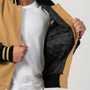 Veste varsity pour homme en tissu beige avec manches en cuir noir, col rabattu, fermeture à boutons, vêtement décontracté pour l'automne - Product Image 6