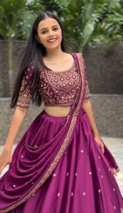 VISHNU K DESIGNS LAHENGA CHOLI DUPATTA, Traje de Seda Chinon con Bordado de Hilo y Lentejuelas, Productos de Punto de Manga Corta - Product Image 4