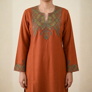 Kurti Pheran élégant de couleur brun rouille avec des détails en papier mâché multicolores - Product Image 5
