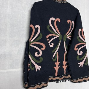 เสื้อแจ็คเก็ตถักสไตล์วินเทจ คอจีน ลายปักดอกไม้ด้วยมือ แขนยาว ทรงหลวม ใส่ได้ในช่วงฤดูใบไม้ร่วง - Product Image 6
