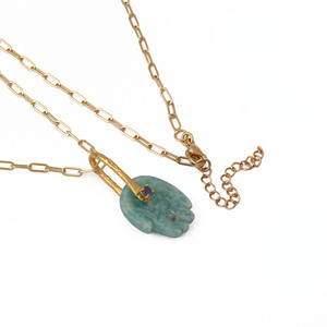 Collier pendentif main Hamsa en amazonite avec calcédoine bleu encre, chaîne trombone plaquée or 18 carats, bijoux spirituels faits à la main - Product Image 3