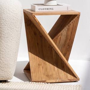 Table d'appoint en bois torsadé Vandana Sierra Falcon, design moderne sculpté en bois massif - Product Image 1