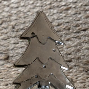 Soporte para Calcetines Navideños de Metal Plateado Vintage con Árbol de Navidad Verde, Decoración Festiva, Calcetines de Fieltro de 7 Pulgadas - Product Image 1
