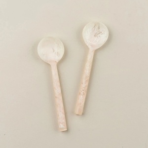 ช้อนเสิร์ฟสลัดเรซิ่นสีครีมสไตล์อินเดีย ยี่ห้อ Moon Rise Craft ด้ามยาวเคลือบโรสโกลด์ ผิวเงา เป็นมิตรต่อสิ่งแวดล้อม - Product Image 3