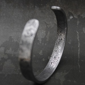 Brazalete de Acero de Damasco Forjado a Mano - Joyería Vikinga Única, Regalo de Aniversario Exclusivo, Brazalete Martillado - Product Image 4
