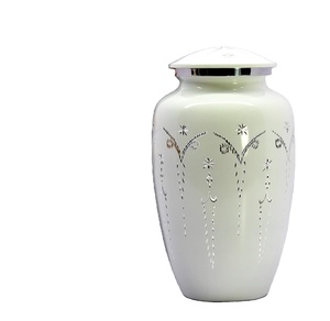 Urne funéraire classique en forme de vase, avec des épaules arrondies et une surface polie de couleur ivoire, utilisée pour le stockage des cendres humaines. - Product Image 1