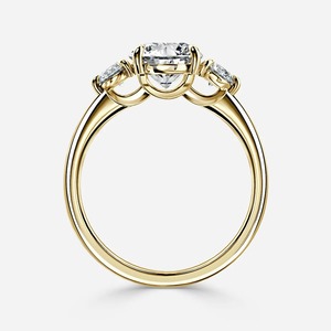 Anillo de compromiso de oro de 14 quilates con tres diamantes redondos cultivados en laboratorio de 1.71 quilates - Product Image 1