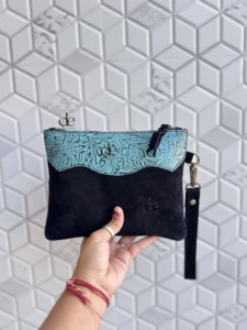 Cartera de mano de cuero auténtico con grabado y diseño occidental, color negro, con pelo de piel. - Product Image 3