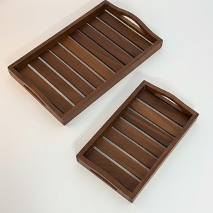 Juego de 2 bandejas de madera para servir con asas – Bandeja de madera de acacia maciza con listones para servir comida, té, café y desayuno - Product Image 1