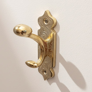 Patère murale double en laiton massif au design moderne, style antique vintage, pour manteaux, robes et serviettes, avec crochets décoratifs en métal doré gravé - Product Image 1