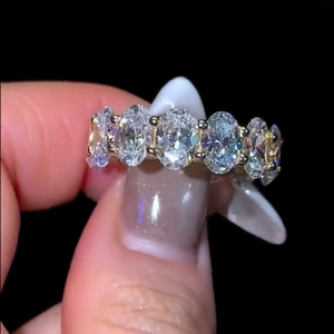 แหวนแต่งงานทรงวงรีแบบ Eternity Band ประดับเพชร Lab Grown แบบซ่อน Halo ตัวเรือนแบบ U-Prong Set ฝังเพชรแบบ Micro Pave เต็มวง ของขวัญวันครบรอบแต่งงาน - Product Image 5