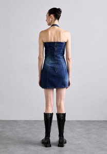 Robe longue en jean élégante de luxe pour femme, style gilet sans manches, col licou, silhouette tablier vintage, simple et estivale, avec bords effilochés - Product Image 2