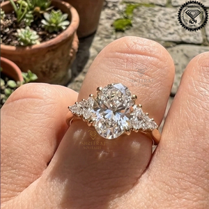 Bague de fiançailles solitaire pour femme avec diamant de laboratoire certifié IGI, pierres latérales en diamant de laboratoire ovale VVS, bijoux personnalisés - Product Image 2