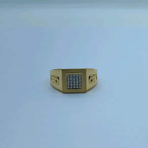 Bague pour homme en or jaune avec un cluster de diamants carrés sur le dessus et un anneau solide élégant, style luxueux contemporain - Product Image 1