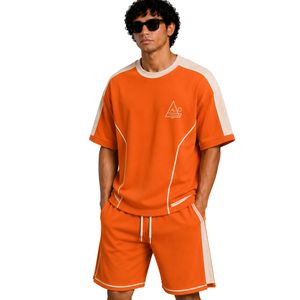 Ensemble T-shirt et short surdimensionné pour homme Orange avec empiècements contrastants beiges, logo personnalisé, col rond, style streetwear décontracté, fabricant en gros - Product Image 1