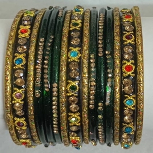 Ensemble de bracelets en velours ornés de pierres rouges et de cristaux pour femmes - Product Image 2