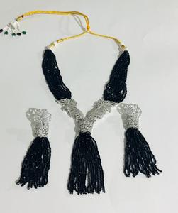 Parure de bijoux noire perlée avec collier pendentif en strass et boucles d'oreilles pendantes pour femme, idéale pour les soirées et la mode - Product Image 5
