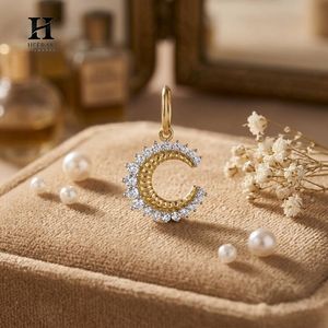 Proveedor de Joyería Personalizada al por Mayor: Dije de Oro Macizo de Lujo con Diamante e Inicial C en Forma de Creciente - Product Image 2