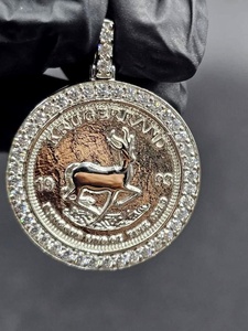Colgante de Moneda Krugerrand Sudafricana 1993, Plata de Ley 925, Bañado en Oro de 18K, Engaste de Moissanita con Garras, Temática Hip Hop, Lujo - Product Image 2