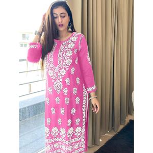 Kurti de Diseño con Bordado Chickenkari en Rayón y Pantalón en Rosa - Product Image 1