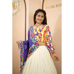 Lehenga Choli de Diseño para Fiestas con Dupatta, Ropa Tradicional Regional - Product Image 1