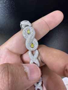 กำไลข้อมือฮิปฮอปทรงกลมเจียระไนแบบบริลเลียนท์ประดับเพชรโมอิสซาไนต์ VVS ตัวเรือนเงินแท้ 925 ชุบทอง ขนาด 13 มม. ดีไซน์แบบ Ice Out สำหรับผู้หญิง - Product Image 2