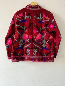 Blouson bomber unisexe en velours bordeaux fait main, brodé Suzani, avec broderie florale en fil de coton, ouverture sur le devant, respirant, coupe courte - Product Image 2