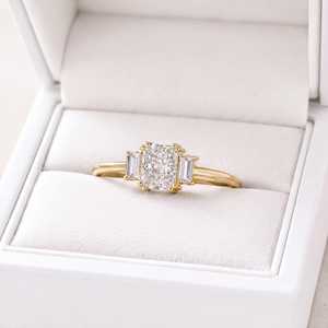 Anillo de Compromiso de Platino de Tres Piedras con Corte Radiante Cultivado en Laboratorio de Primera Calidad, Anillo de Boda con Tríptico de Diamantes Baguette, Joyería Nupcial - Product Image 3