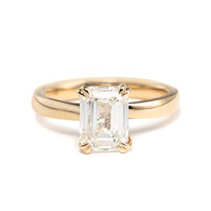 Bague en or jaune massif 14 carats avec diamant de laboratoire taille émeraude 2,5 carats certifié IGI pour femme, solitaire de luxe à double griffe, vente en gros - Product Image 2