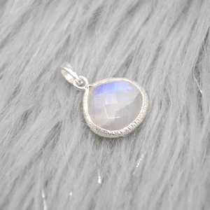 Colgante para mujer de piedra lunar arcoíris natural, gema del nacimiento de junio, colgante bohemio, joyería hecha a mano, colgante de plata de ley 925 - Product Image 1