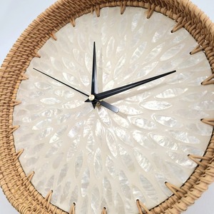 Horloge murale ronde en rotin et nacre pour salon et chambre à coucher, ajoute une touche naturelle et élégante à la décoration intérieure, provenant d'Inde. - Product Image 2