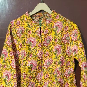 Veste matelassée élégante en patchwork Kantha, faite à la main, confortable, style intemporel, sur mesure pour un choix de mode durable en coton - Product Image 1