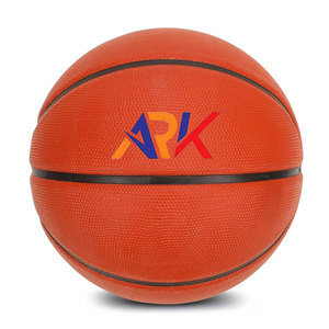 Ballon de basket-ball d'entraînement durable avec une forte adhérence et une construction robuste, adapté à une utilisation en intérieur et en extérieur - Product Image 1