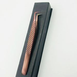 Pinza para Pestañas con Punta de Fibra y Recubrimiento de Plasma Color Oro Rosa / Agarre de Diamante para Volumen / Pinza Individual en Caja Negra - Product Image 1