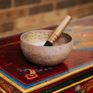 Bol chantant tibétain en laiton pur pour la méditation et la guérison sonore avec marteau de frappe, idéal pour l'équilibrage des chakras et le yoga - Product Image 4