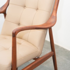 Fauteuil lounge en bois de noyer de qualité supérieure avec revêtement en cuir véritable, accoudoirs en bois massif courbé, design pour la maison, l'hôtel, PISANO - Product Image 1