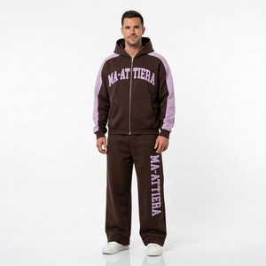 Ensemble survêtement streetwear pour homme, marron foncé et lavande, avec sweat à capuche zippé et pantalon large, détails de clous contrastants sur les manches, personnalisable OEM ODM - Product Image 3