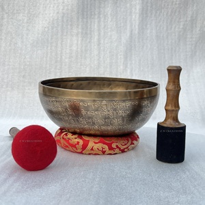 Bol chantant en bronze artisanal de haute qualité, original, personnalisé, bol sonore tibétain en métal pour la méditation, fabriqué à la main par un artisan. - Product Image 5