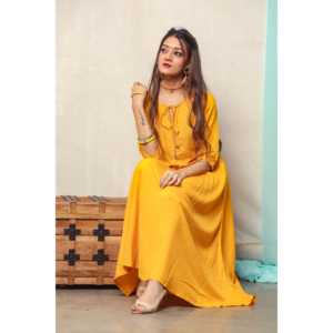 Vestido hecho a mano con diseño de Gotta en amarillo cúrcuma, cuello en V, estilo cruzado y lazo, talla XS con cintura natural. - Product Image 3