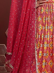Robe de demoiselle d'honneur en organza rouge avec imprimé floral, coupe trapèze, longueur au sol, style bohème, jupe décorée de motifs - Product Image 3