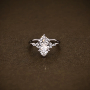Bague de fiançailles pour femme avec diamant de laboratoire taille marquise, diamant central certifié et diamants latéraux ronds et taille marquise - Product Image 1