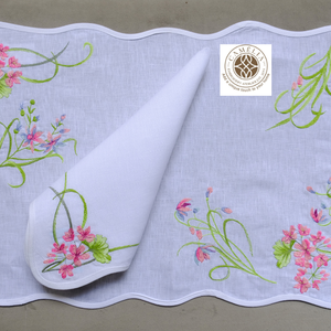 Broderie délicate de fleurs sauvages sur un set de table en lin doux, apportant un charme de jardin frais et une élégance délicate à la table quotidienne. - Product Image 1