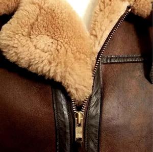 TOPSHOW Blouson Bomber en Cuir Véritable pour Homme, Col Montant, Logo Frontal, Vente en Gros |   Veste aviateur en véritable peau de mouton shearling |   Veste - Product Image 3