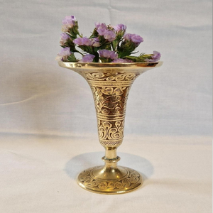 Florero de latón radiante con una cintura delgada y hermosas grabas tradicionales indias. Disponible a precio de mayorista. - Product Image 3